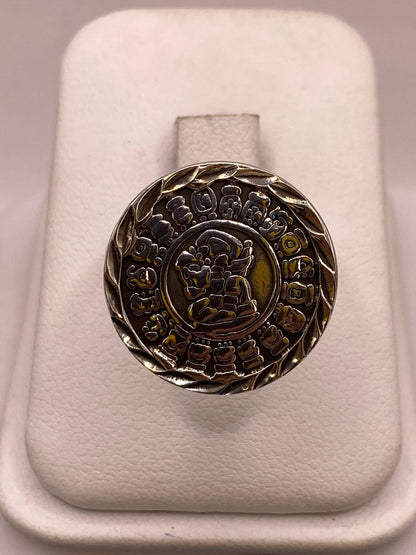 Anillo Artesanal Ajustable en Plata con Calendario Mesoamericano, vista de detalle