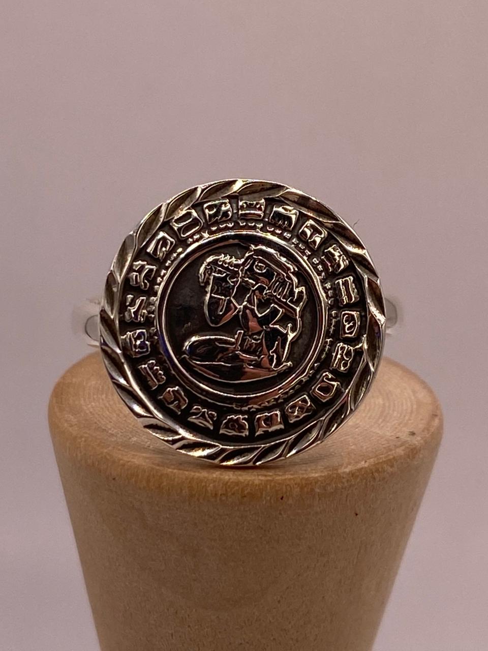 Anillo Artesanal Ajustable en Plata con Diseño de Calendario Maya, vista lateral