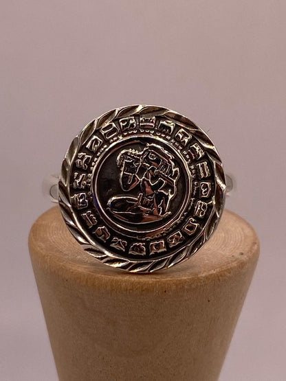 Anillo Artesanal Ajustable en Plata con Diseño de Calendario Maya, vista lateral