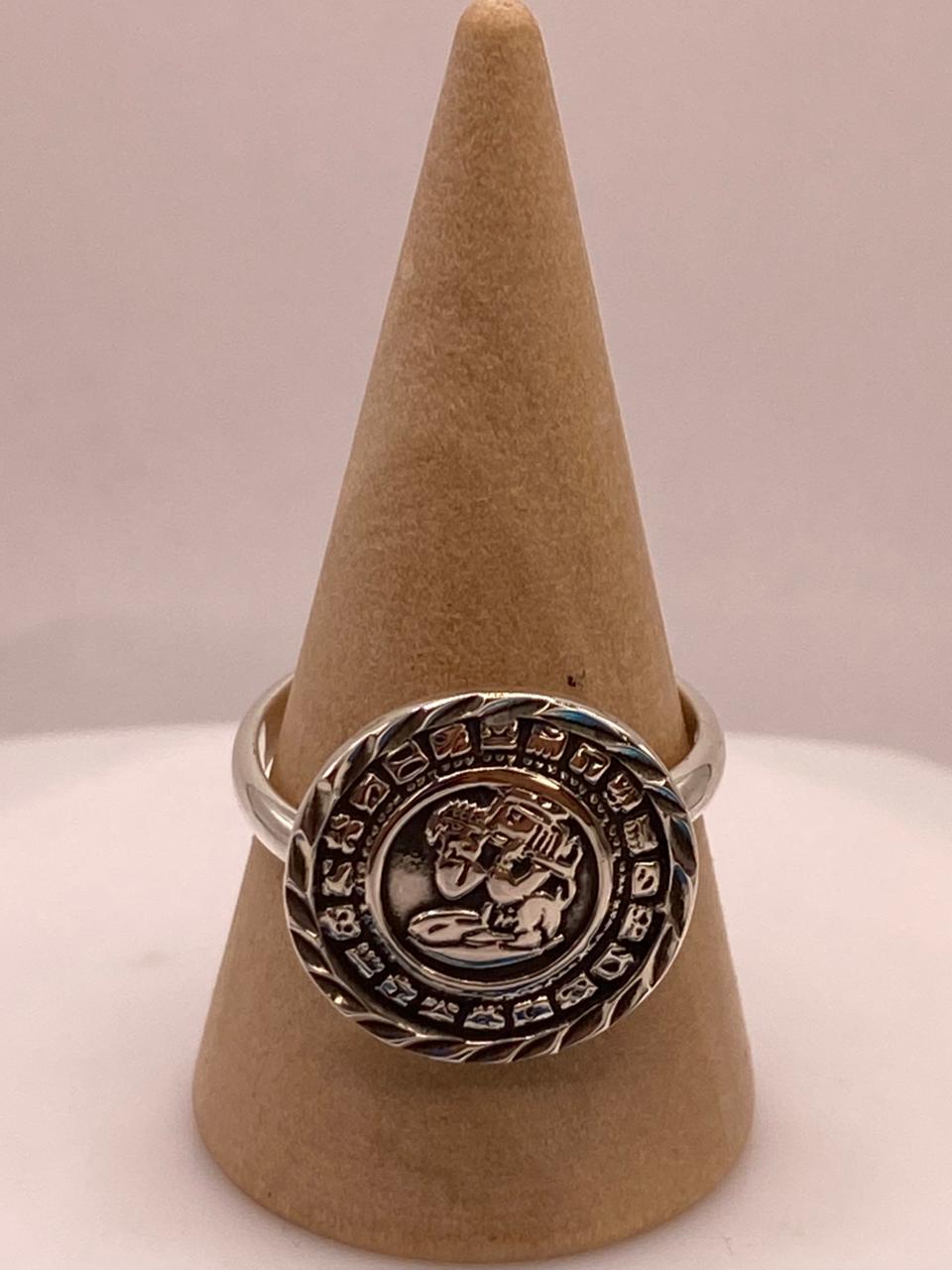 Anillo Artesanal Ajustable en Plata con Diseño de Calendario Maya, vista frontal