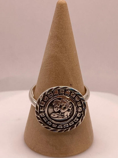 Anillo Artesanal Ajustable en Plata con Diseño de Calendario Maya, vista frontal
