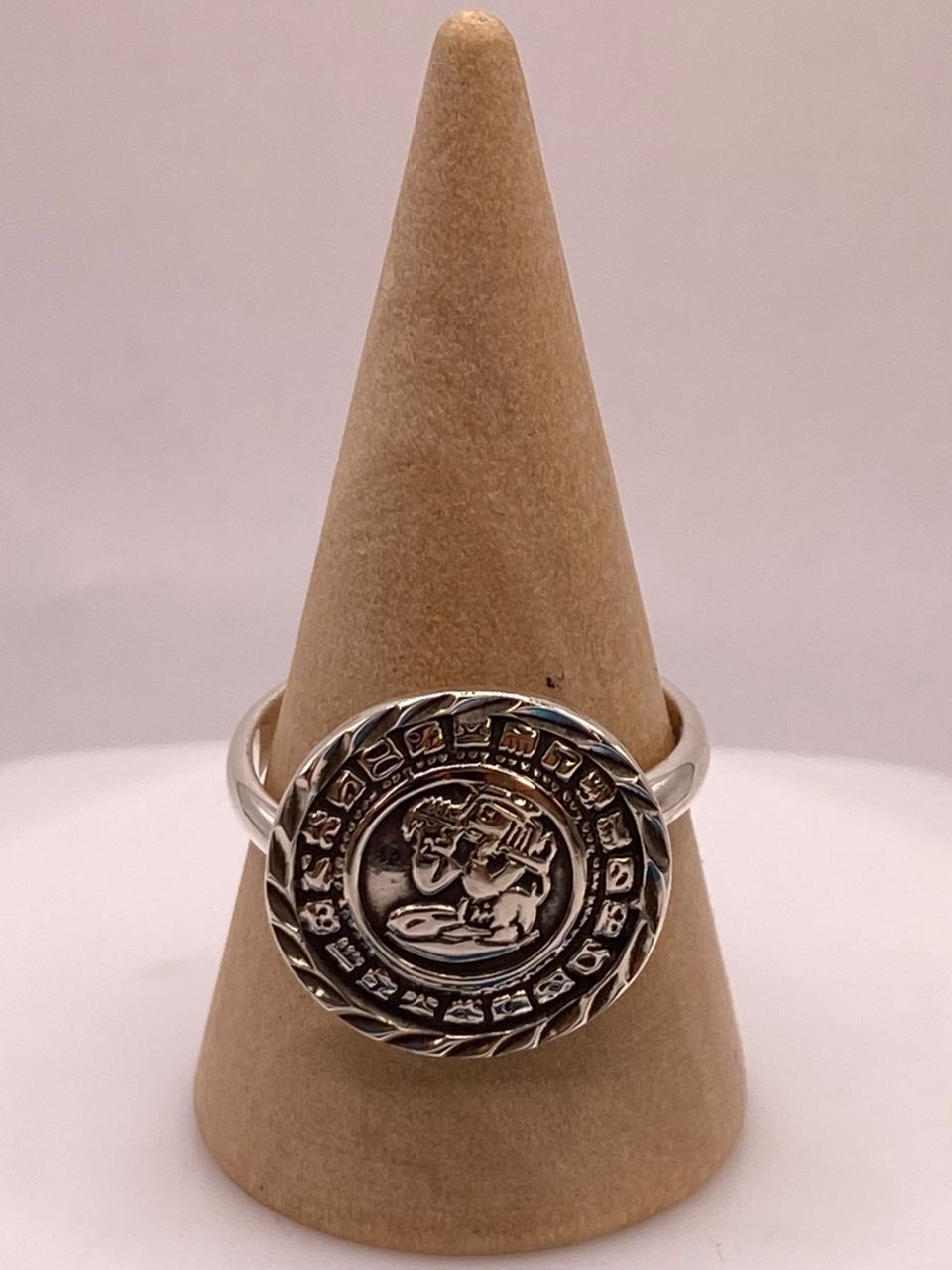 Anillo Artesanal Ajustable en Plata con Diseño de Calendario Maya — ángulo diagonal