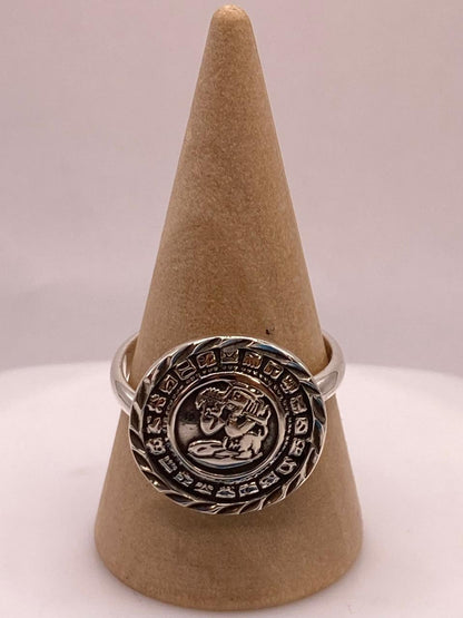 Anillo Artesanal Ajustable en Plata con Diseño de Calendario Maya — ángulo diagonal
