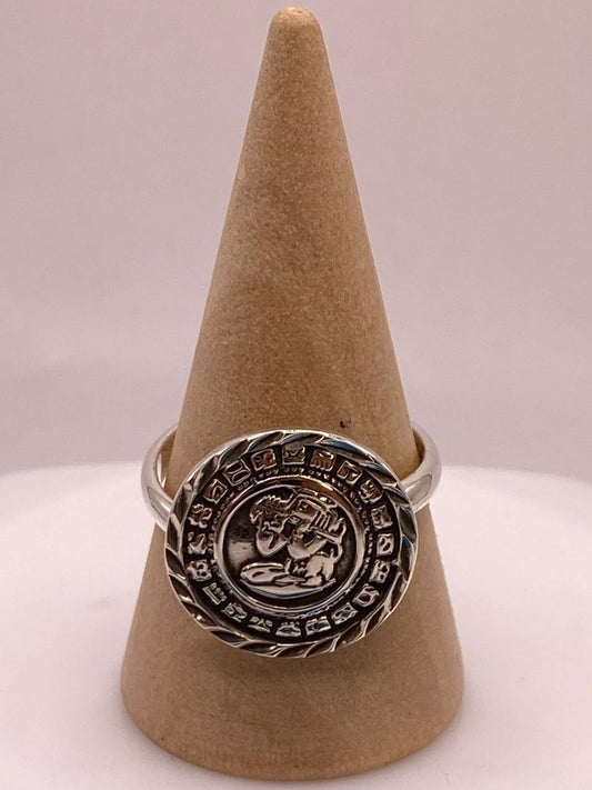 Anillo Artesanal Ajustable en Plata con Diseño de Calendario Maya — ángulo diagonal