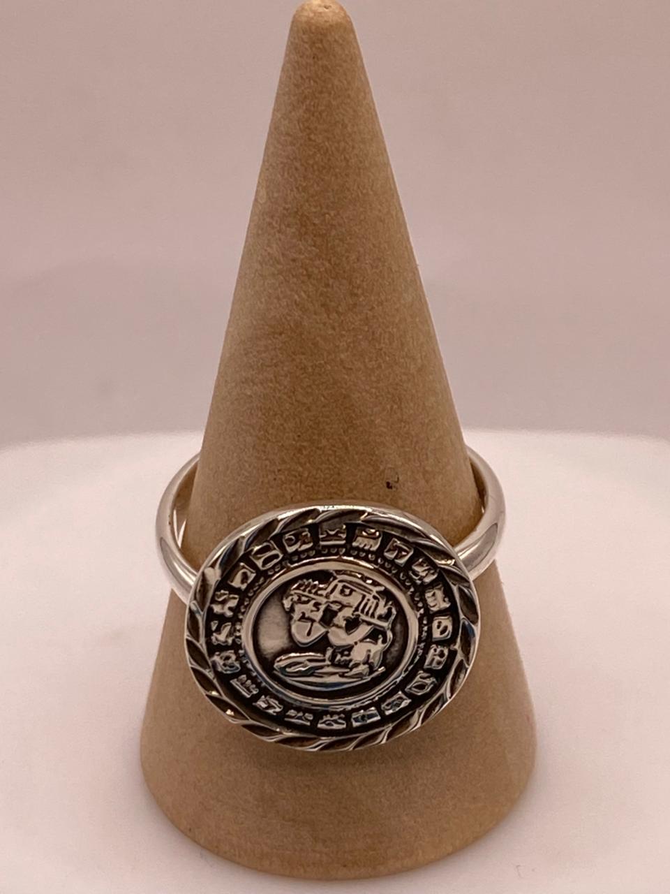Anillo Artesanal Ajustable en Plata con Diseño de Calendario Maya, vista de detalle