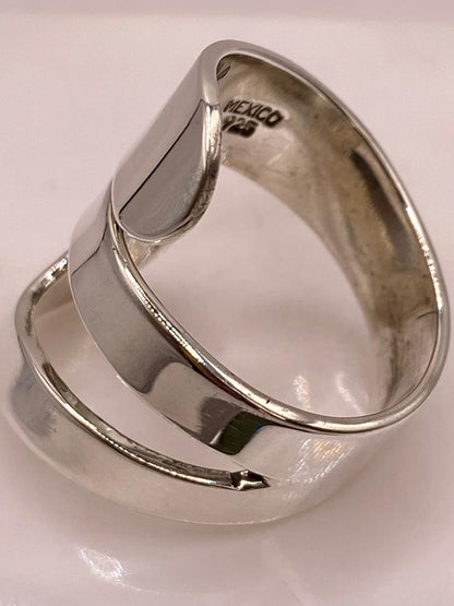 Anillo Artesanal Ajustable en Plata con Diseño Envolvente Asimétrico, sello de autenticidad Plata Ley .925
