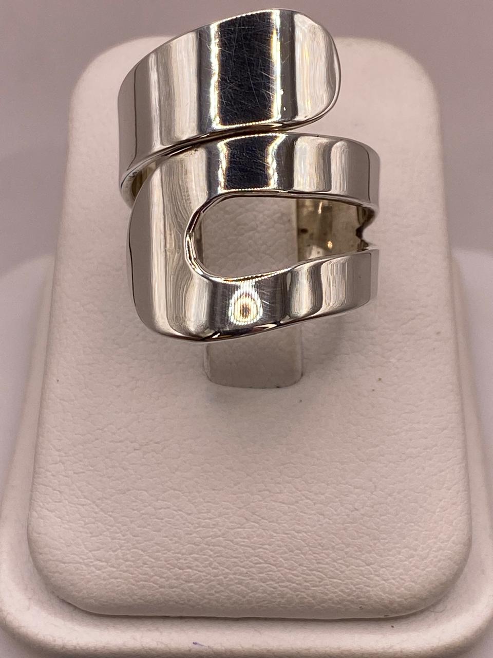 Anillo Artesanal Ajustable en Plata con Diseño Envolvente Asimétrico, vista frontal