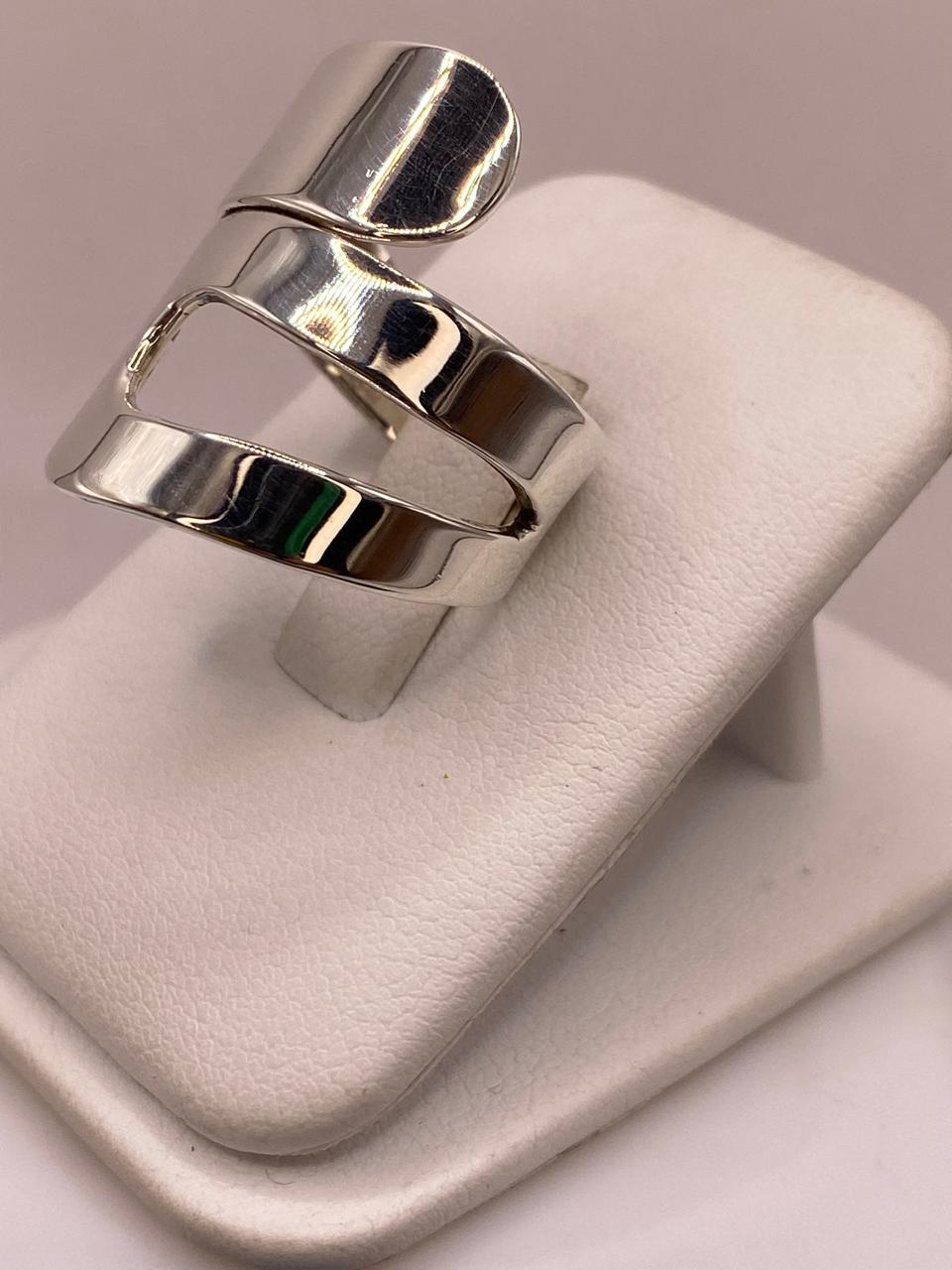 Anillo Artesanal Ajustable en Plata con Diseño Envolvente Asimétrico, vista lateral