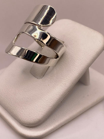Anillo Artesanal Ajustable en Plata con Diseño Envolvente Asimétrico, vista lateral