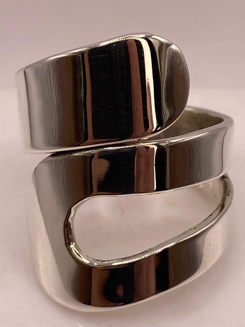 Anillo Artesanal Ajustable en Plata con Diseño Envolvente Asimétrico, vista superior