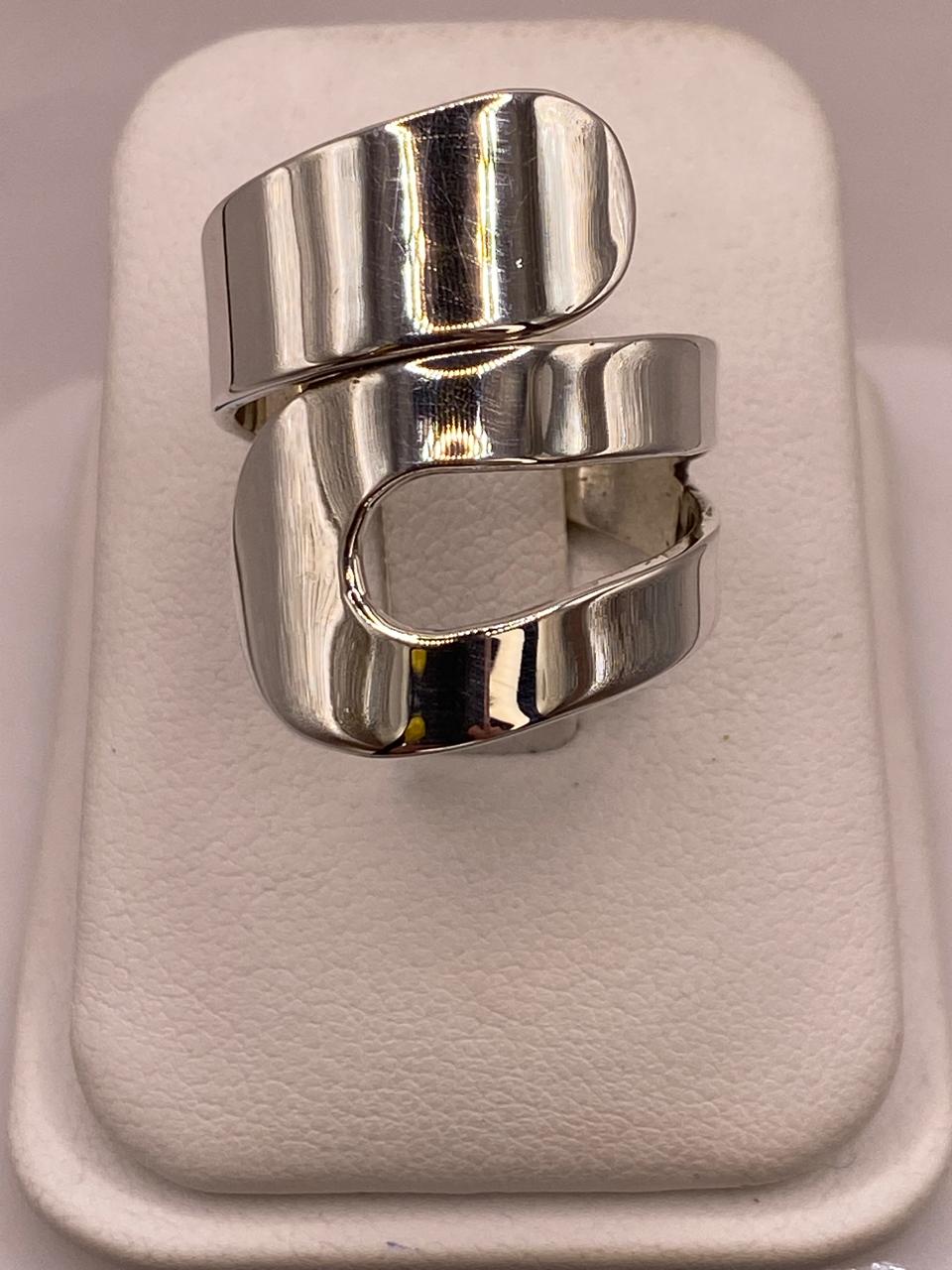 Anillo Artesanal Ajustable en Plata con Diseño Envolvente Asimétrico en báscula mostrando peso