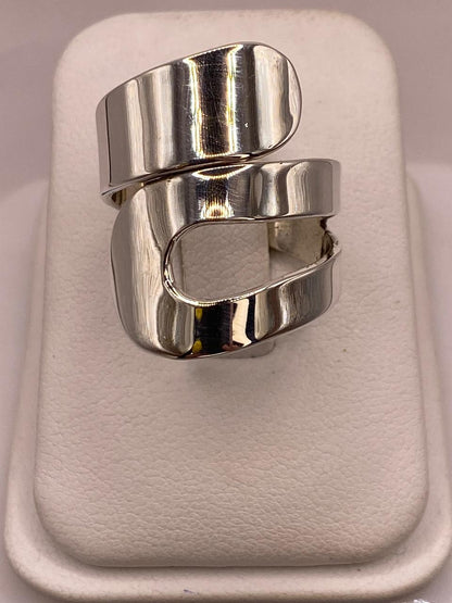 Anillo Artesanal Ajustable en Plata con Diseño Envolvente Asimétrico en báscula mostrando peso