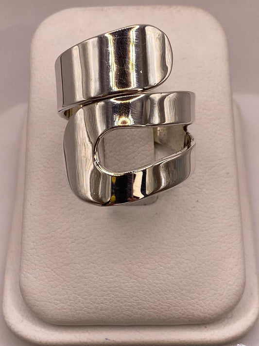 Anillo Artesanal Ajustable en Plata con Diseño Envolvente Asimétrico en báscula mostrando peso