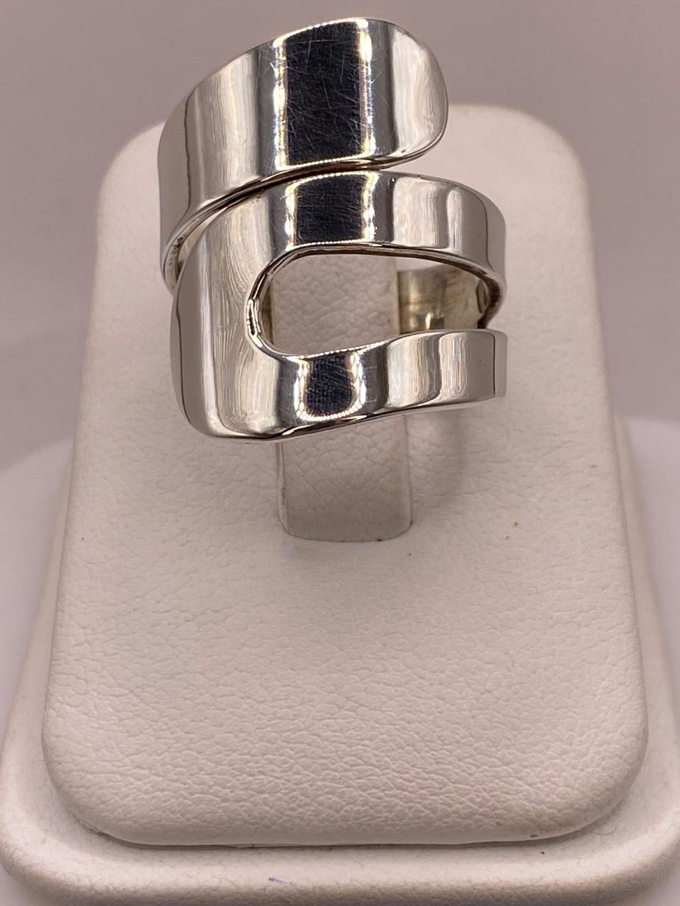 Anillo Artesanal Ajustable en Plata con Diseño Envolvente Asimétrico, vista de detalle