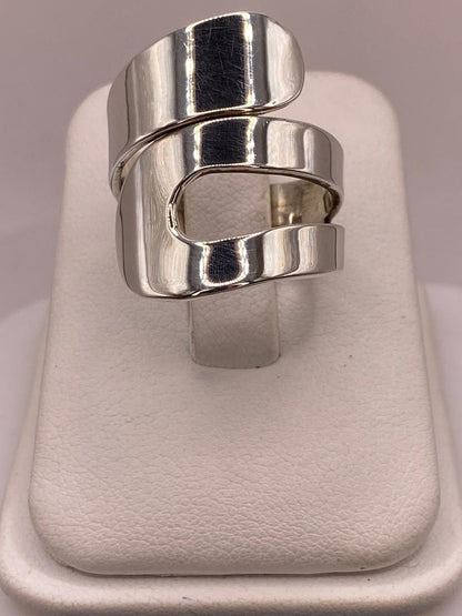 Anillo Artesanal Ajustable en Plata con Diseño Envolvente Asimétrico, vista de detalle