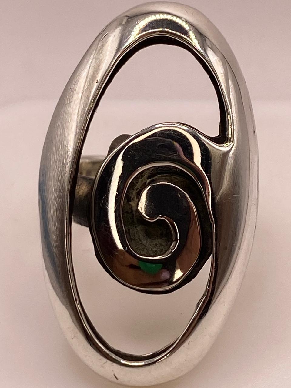 Anillo Artesanal Ajustable en Plata con Diseño Espiral y Marco Ovalado, sello de autenticidad Plata Ley .925