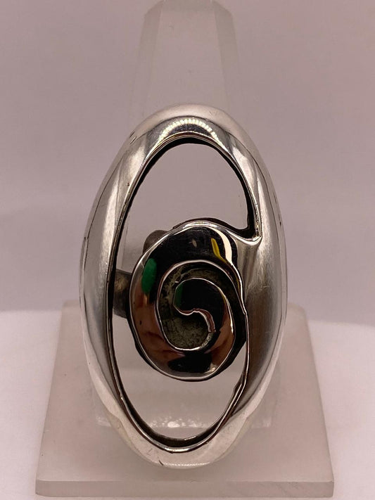 Anillo Artesanal Ajustable en Plata con Diseño Espiral y Marco Ovalado — ángulo diagonal