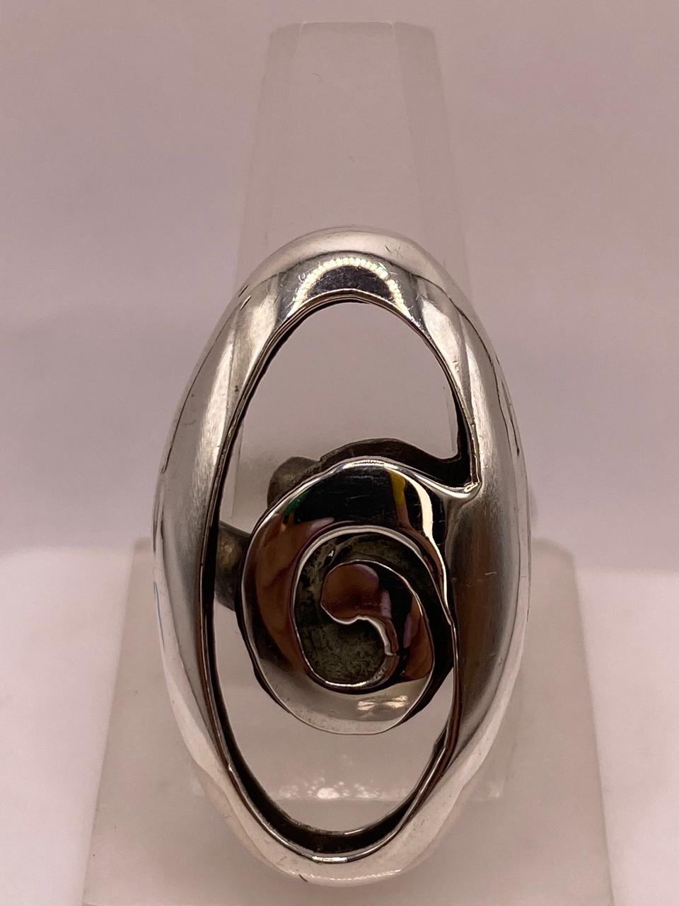 Anillo Artesanal Ajustable en Plata con Diseño Espiral y Marco Ovalado, vista lateral