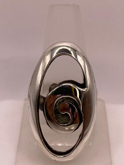 Anillo Artesanal Ajustable en Plata con Diseño Espiral y Marco Ovalado, vista lateral