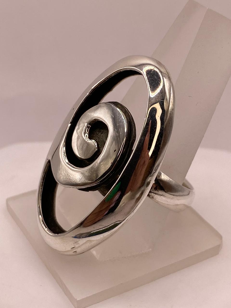 Anillo Artesanal Ajustable en Plata con Diseño Espiral y Marco Ovalado, vista frontal