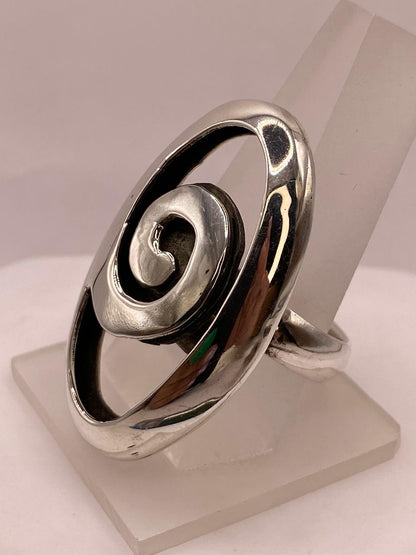 Anillo Artesanal Ajustable en Plata con Diseño Espiral y Marco Ovalado, vista frontal