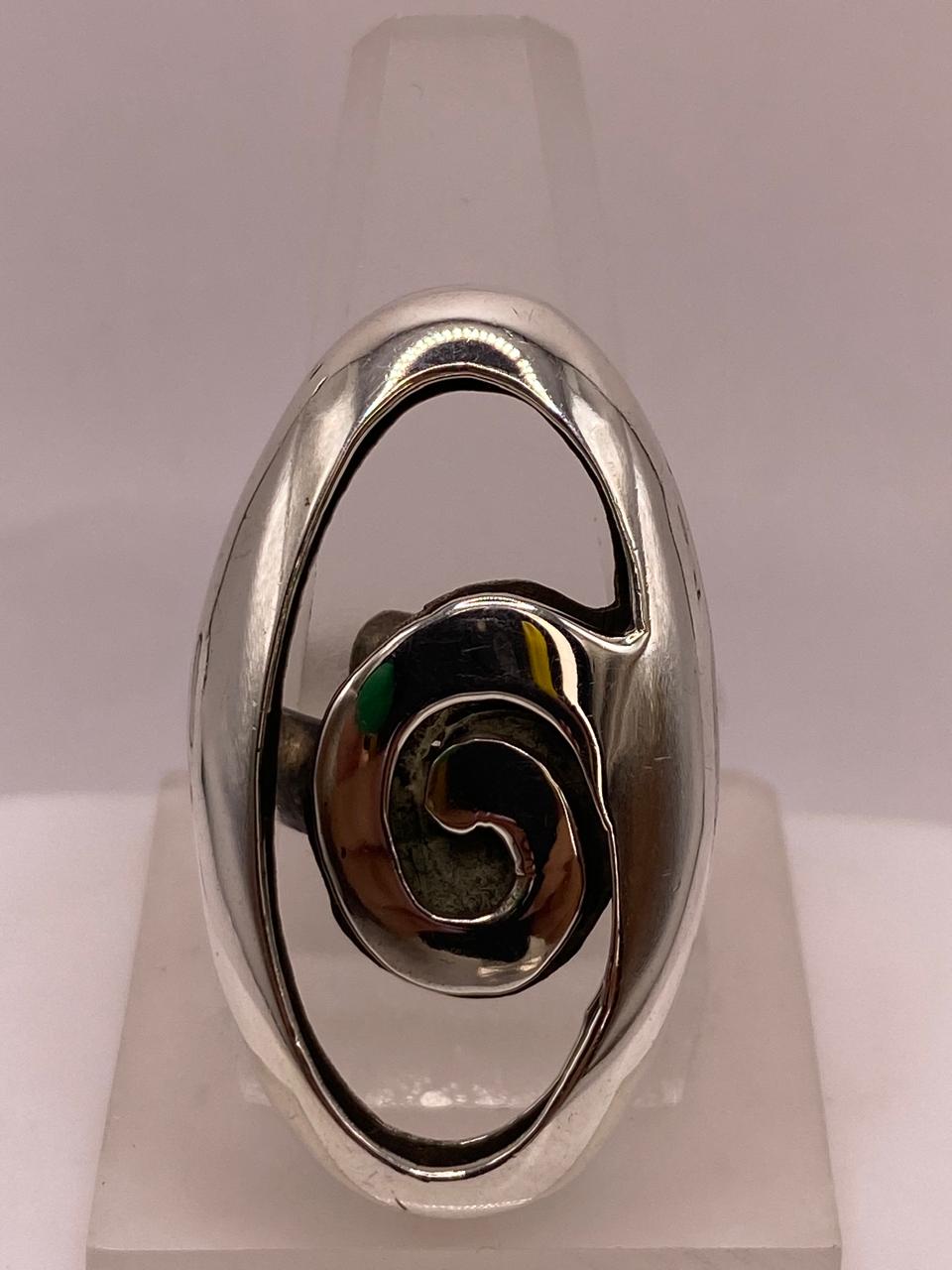 Anillo Artesanal Ajustable en Plata con Diseño Espiral y Marco Ovalado, vista de detalle