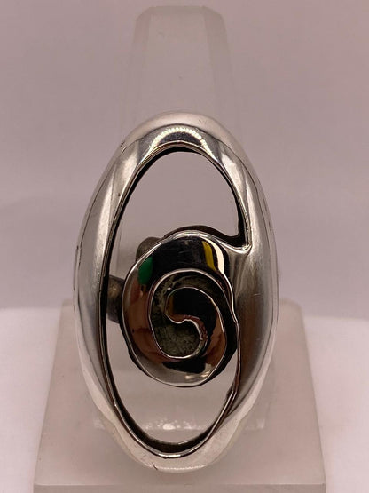Anillo Artesanal Ajustable en Plata con Diseño Espiral y Marco Ovalado, vista de detalle