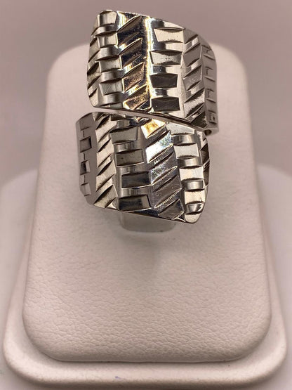 Anillo Artesanal Ajustable en Plata con Diseño Geométrico Texturizado, vista de detalle