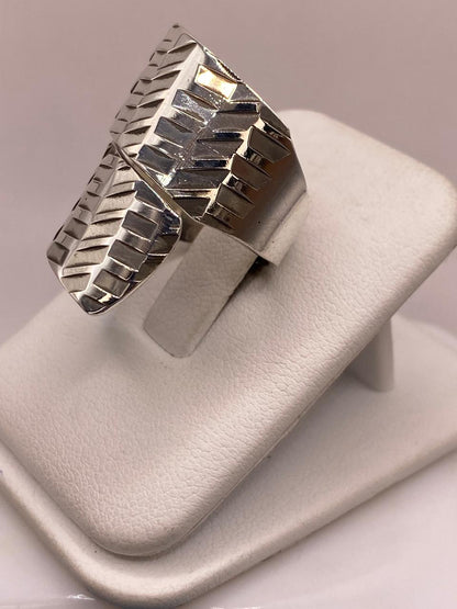 Anillo Artesanal Ajustable en Plata con Diseño Geométrico Texturizado, sello de autenticidad Plata Ley .925