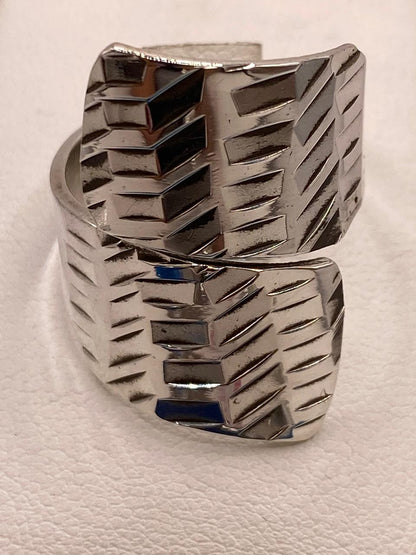 Anillo Artesanal Ajustable en Plata con Diseño Geométrico Texturizado, vista frontal