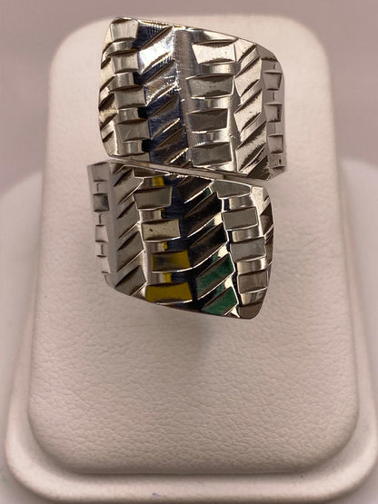Anillo Artesanal Ajustable en Plata con Diseño Geométrico Texturizado — ángulo diagonal