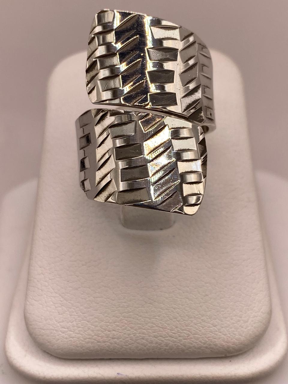 Anillo Artesanal Ajustable en Plata con Diseño Geométrico Texturizado, vista lateral