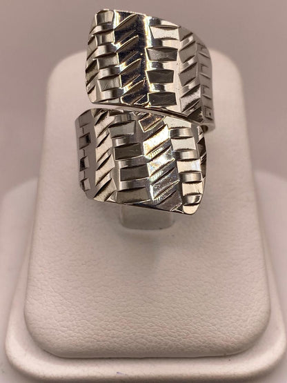 Anillo Artesanal Ajustable en Plata con Diseño Geométrico Texturizado, vista lateral