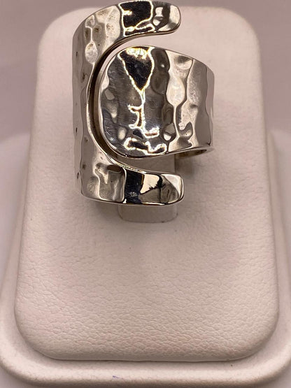 Anillo Artesanal Ajustable en Plata con Diseño Martillado Envolvente, vista frontal