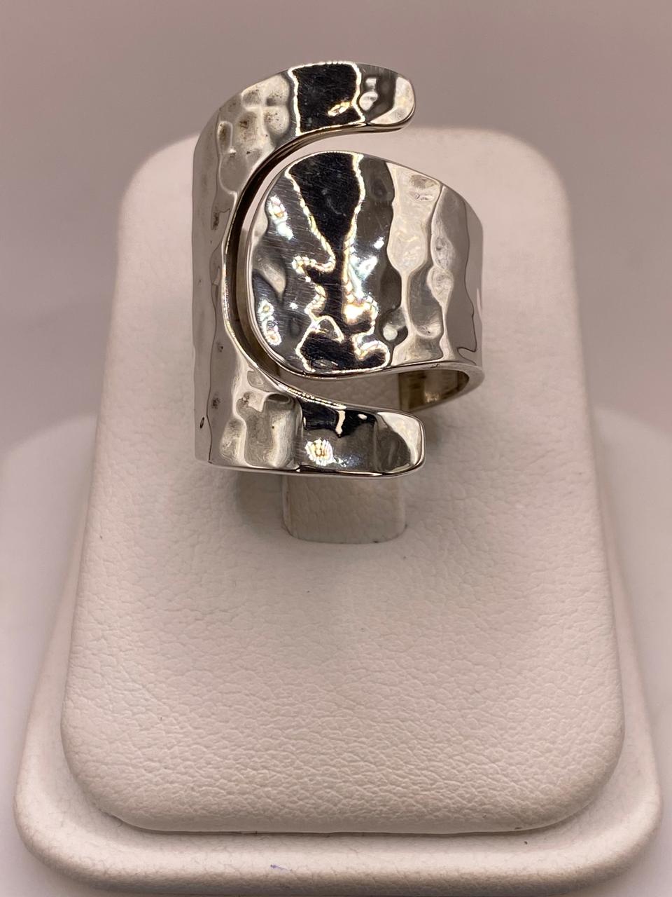Anillo Artesanal Ajustable en Plata con Diseño Martillado Envolvente — ángulo diagonal