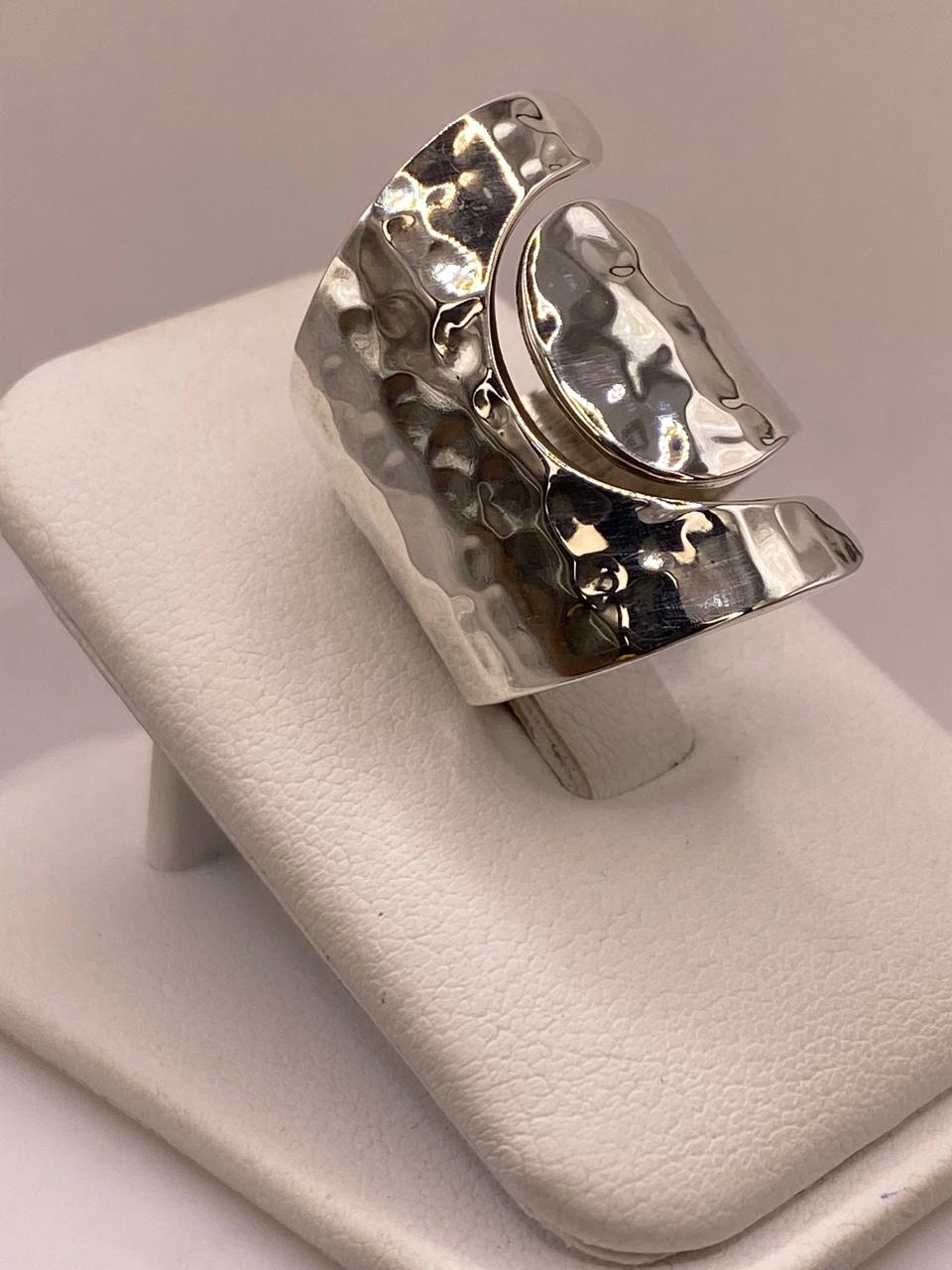 Anillo Artesanal Ajustable en Plata con Diseño Martillado Envolvente, vista lateral