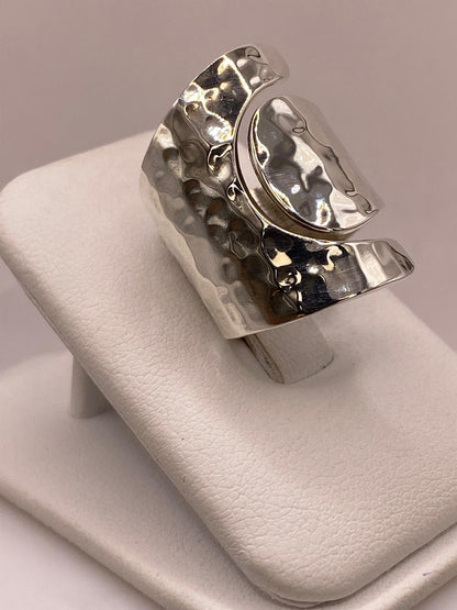 Anillo Artesanal Ajustable en Plata con Diseño Martillado Envolvente, vista lateral