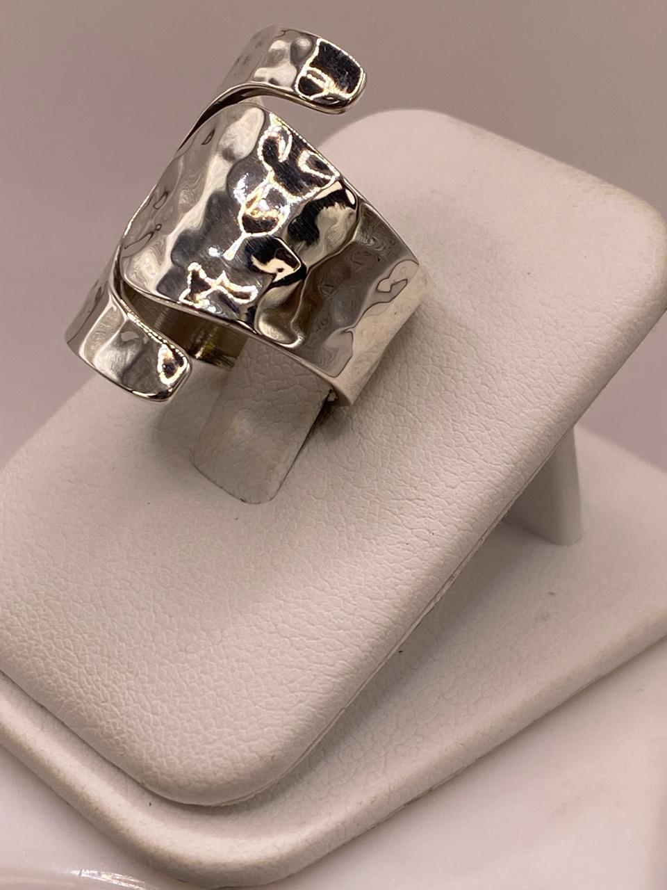 Anillo Artesanal Ajustable en Plata con Diseño Martillado Envolvente, vista de detalle