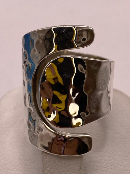 Anillo Artesanal Ajustable en Plata con Diseño Martillado Envolvente, sello de autenticidad Plata Ley .925