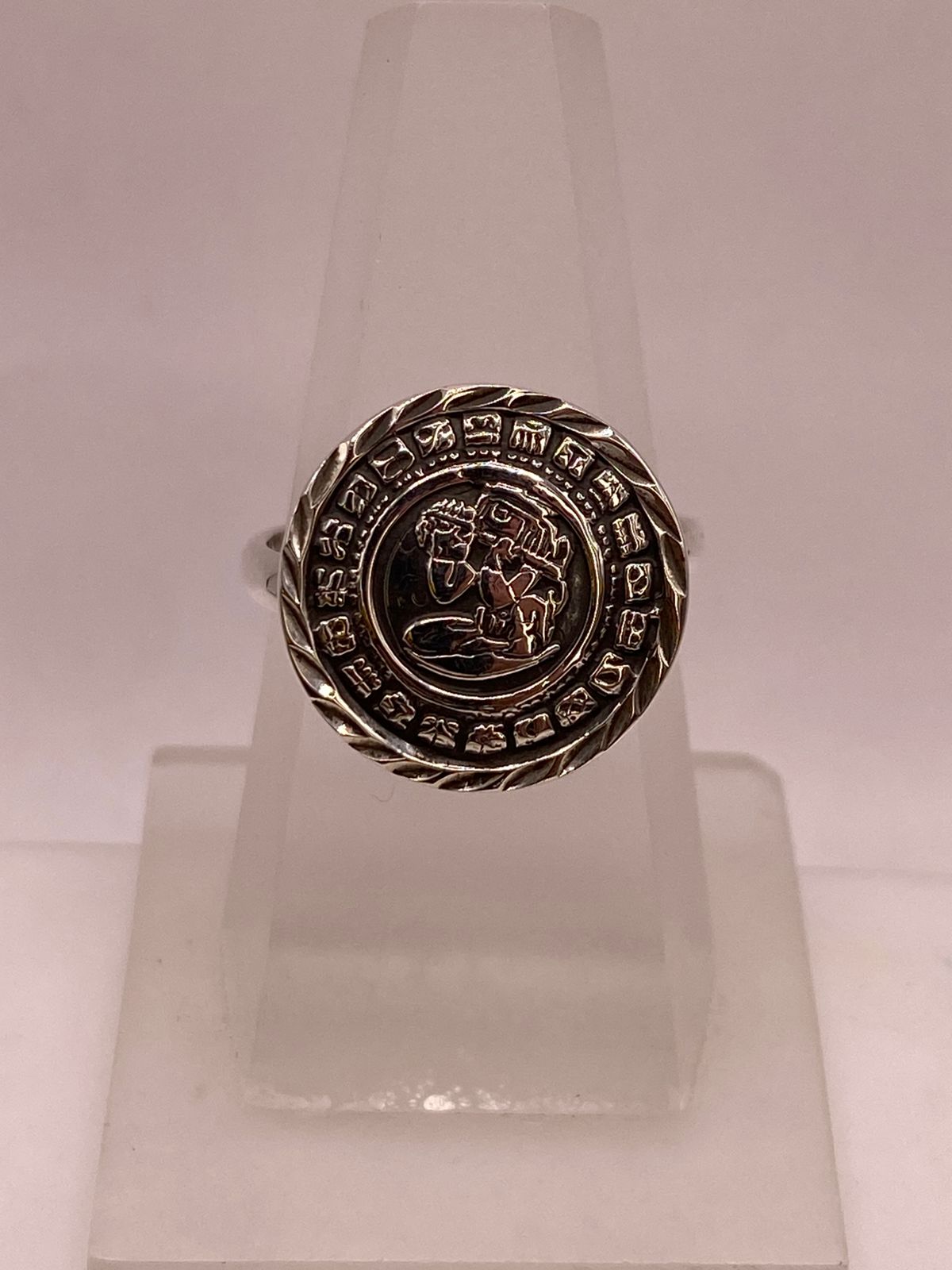 Anillo Artesanal Ajustable en Plata con Diseño Maya en Relieve, vista lateral