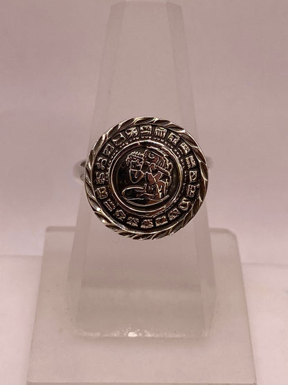 Anillo Artesanal Ajustable en Plata con Diseño Maya en Relieve, vista lateral