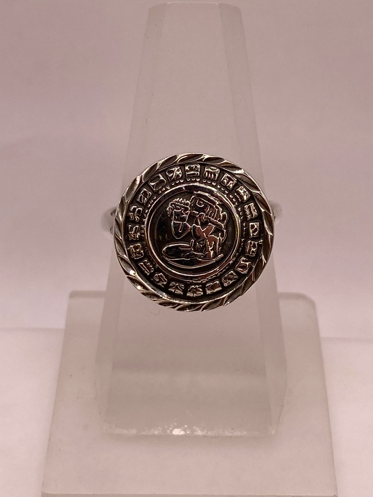 Anillo Artesanal Ajustable en Plata con Diseño Maya en Relieve — ángulo diagonal