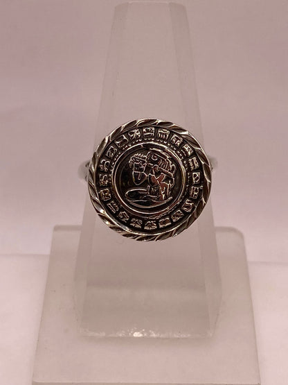Anillo Artesanal Ajustable en Plata con Diseño Maya en Relieve — ángulo diagonal