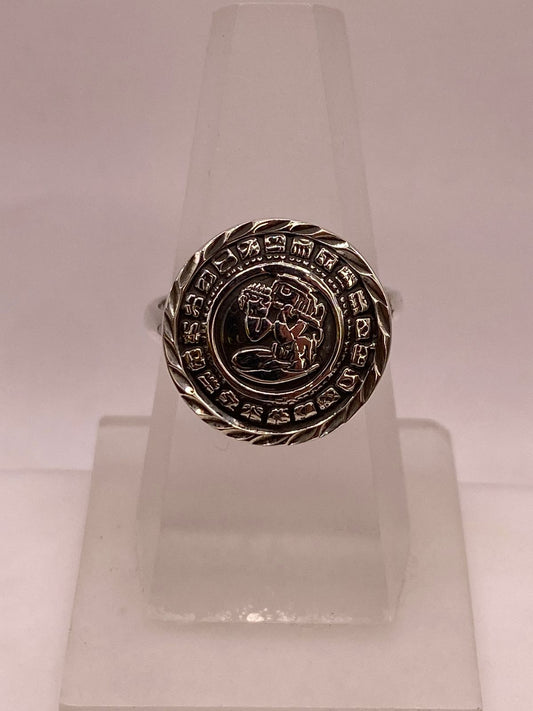 Anillo Artesanal Ajustable en Plata con Diseño Maya en Relieve — ángulo diagonal