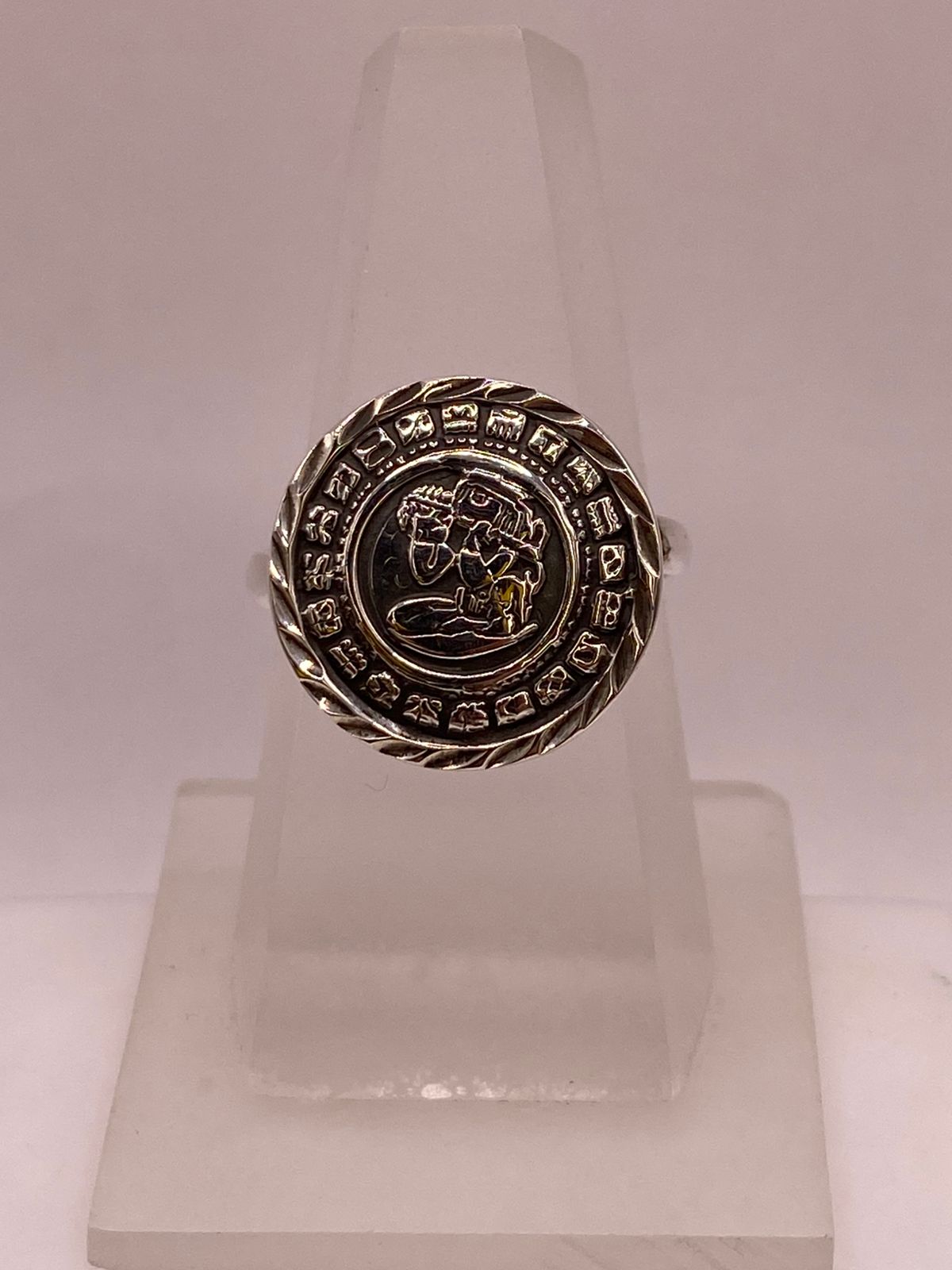 Anillo Artesanal Ajustable en Plata con Diseño Maya en Relieve, vista frontal