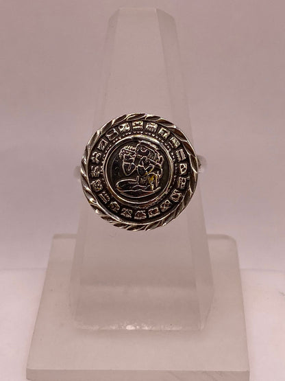 Anillo Artesanal Ajustable en Plata con Diseño Maya en Relieve, vista frontal