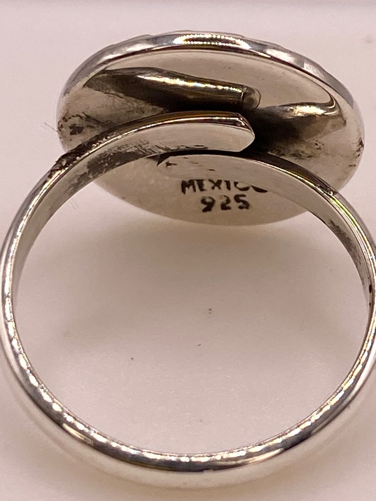 Anillo Artesanal Ajustable en Plata con Diseño Maya en Relieve, sello de autenticidad Plata Ley .925