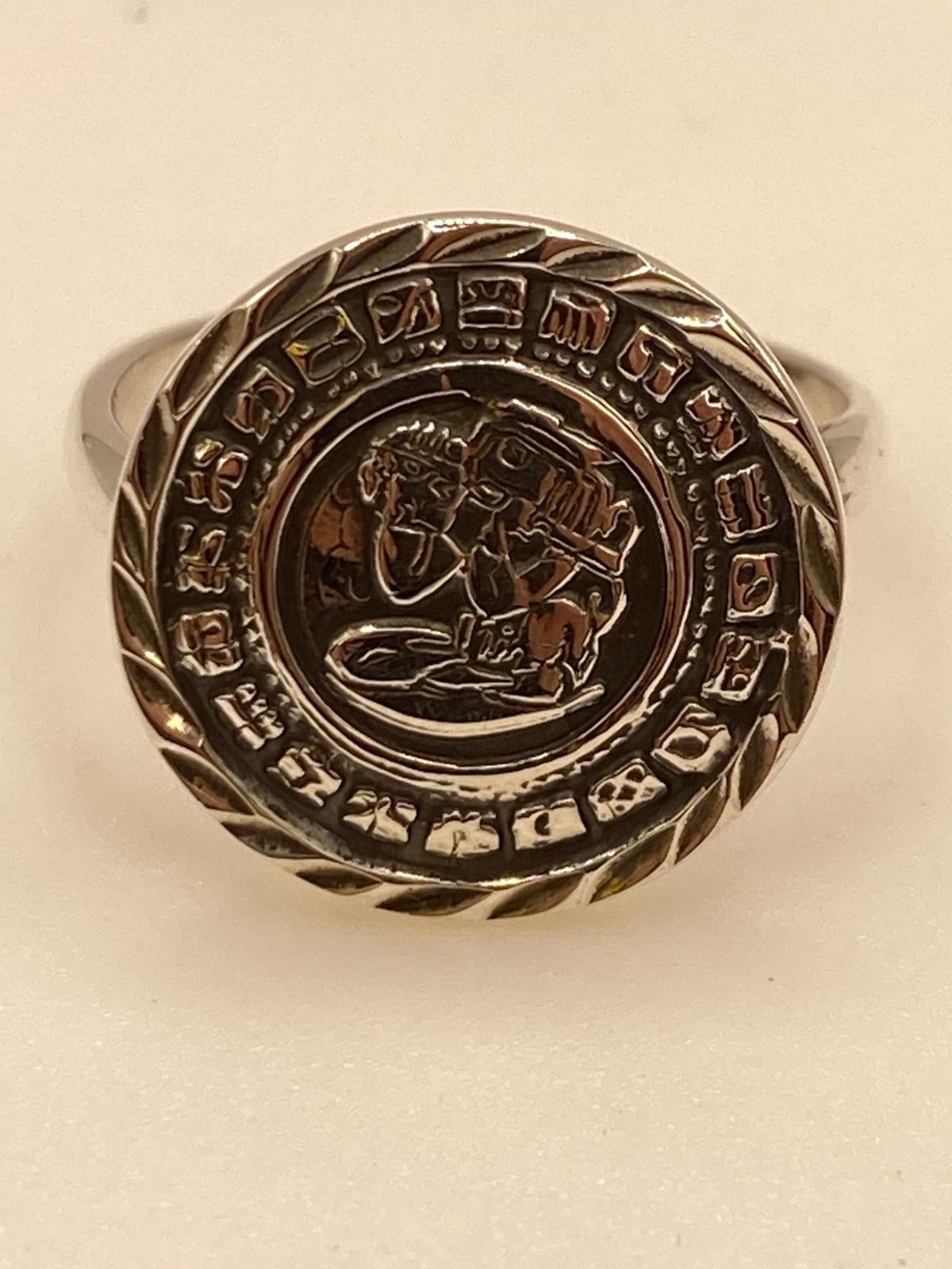 Anillo Artesanal Ajustable en Plata con Diseño Maya en Relieve, vista de detalle