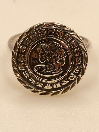 Anillo Artesanal Ajustable en Plata con Diseño Maya en Relieve, vista de detalle