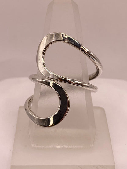 Anillo Artesanal Ajustable en Plata con Diseño Ondulado Contemporáneo, vista superior